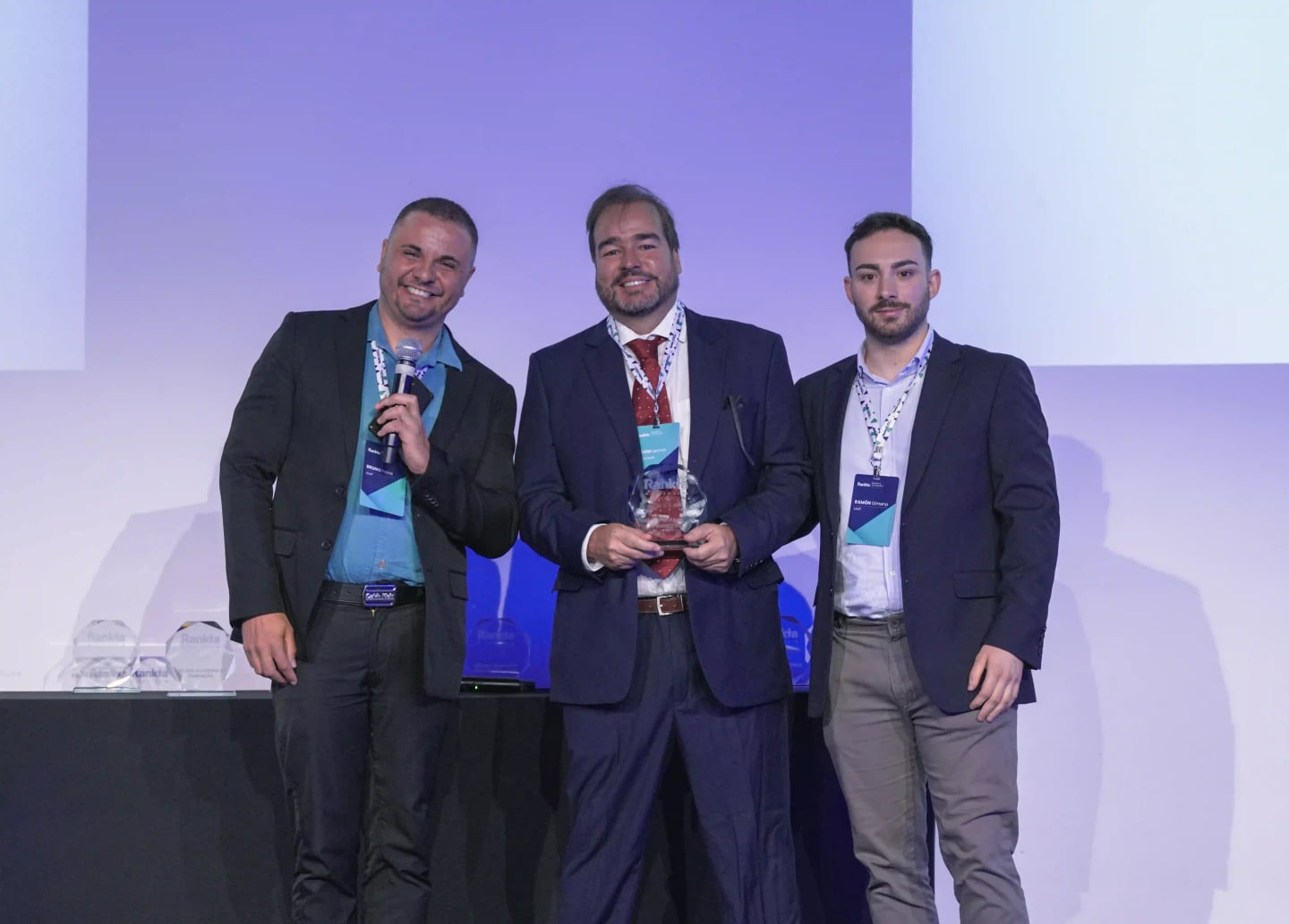 Flávio Lemos recebendo o prêmio na Rankia Markets Experience