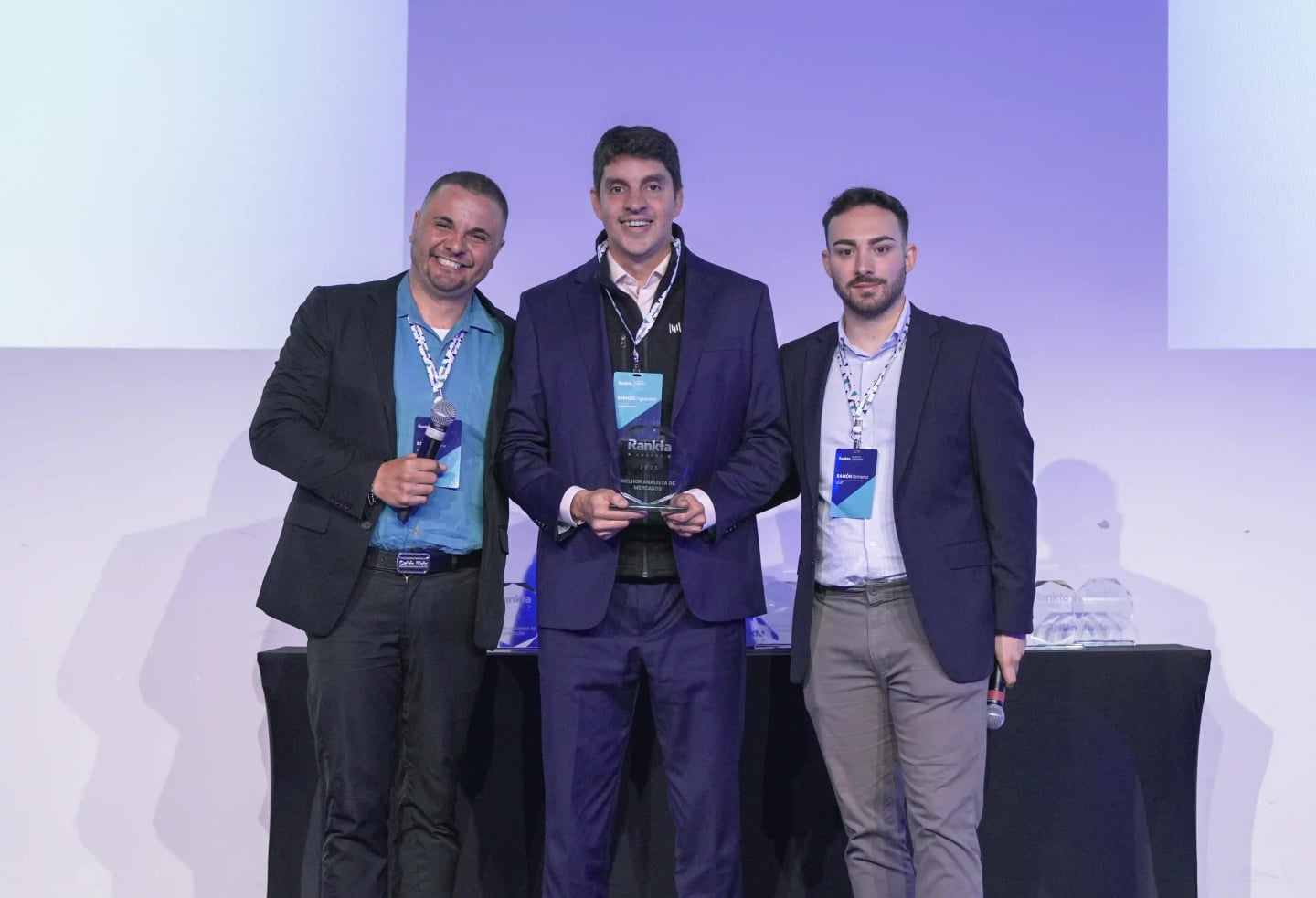 Raphael Figueredo recebendo o prêmio na Rankia Markets Experience
