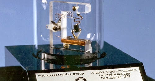 Réplica do primeiro transistor de contato desenvolvido na Bell Labs em 1947 | Fonte: Europa Press