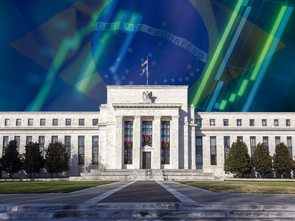 Fachada do Federal Reserve com sobreposição da bandeira do Brasil e gráficos financeiros, representando os impactos das decisões do Fed na economia brasileira entre 2020 e 2025.